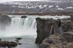 Visitando a monumental Godafoss, cachoeira na região de Akureyri, maior cidade do norte da Islândia